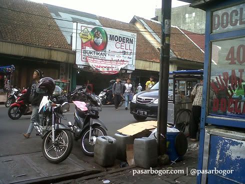 Jalan Veteran setelah Jembatan Merah