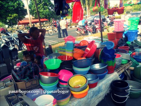 Perabotan rumah tangga yang terbuat dari bahan plastik