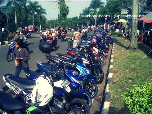 Banyak sekali motor yang parkir sepanjang jalan