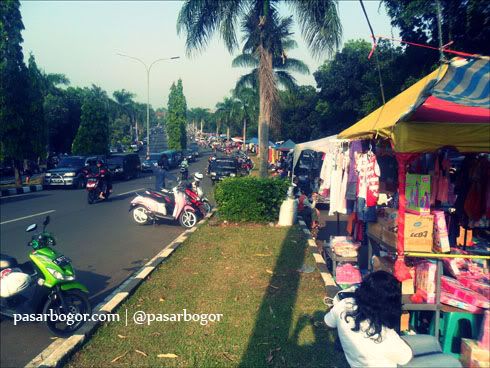 Suasana Jalanan Pasar Kaget Pemda Cibinong