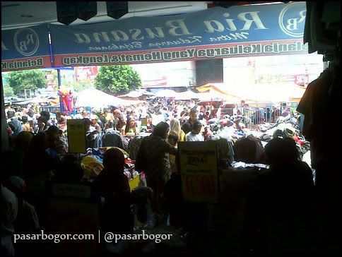 Suasana di depan Toko Ria Busana Pasar Anyar Bogor