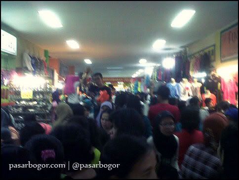 Suasana di depan pertokoan di Dewi Sartika Pasar Anyar Bogor