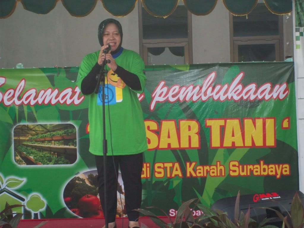 Pembukaan Acara Pasar Tani oleh Ibu WaliKota Surabaya tanggal 18 Desember 2011 di Kelurahan Jambangn