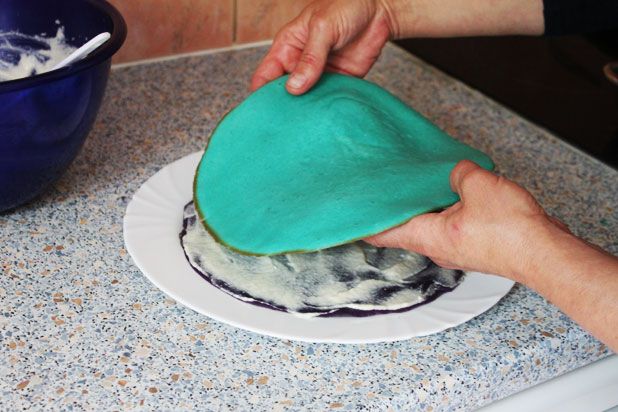 renkli kek blauw regenboog taart laagje leggen