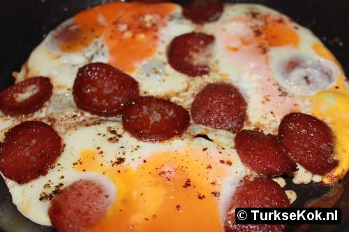 Sucuklu yumurta turkse recepten
