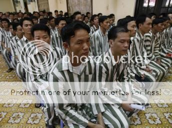 Phạm nhân trong một trại giam tại Việt Nam ( Ảnh chụp năm 2010)